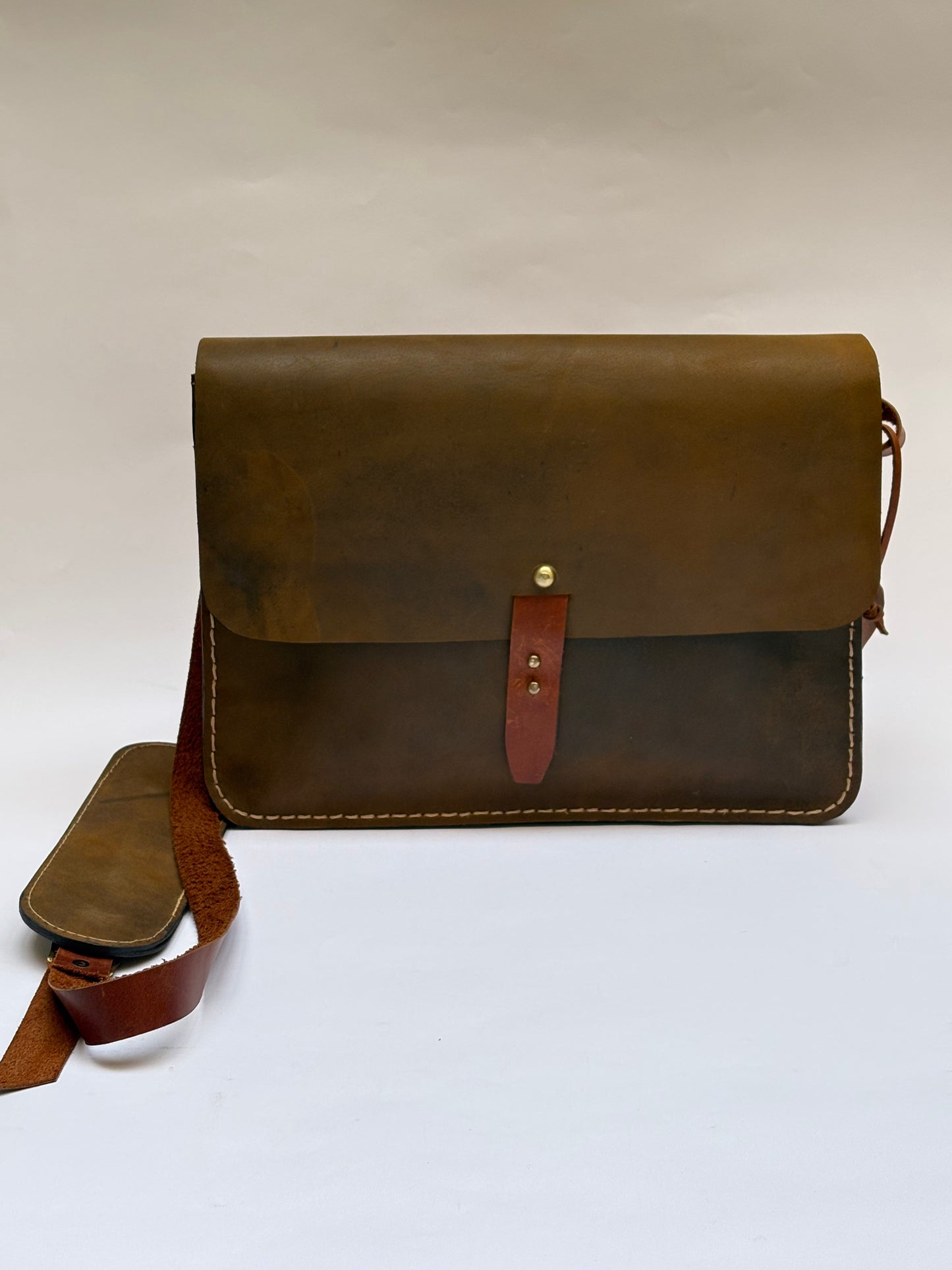 Leather bag Medium size - شنطة جلد وسط
