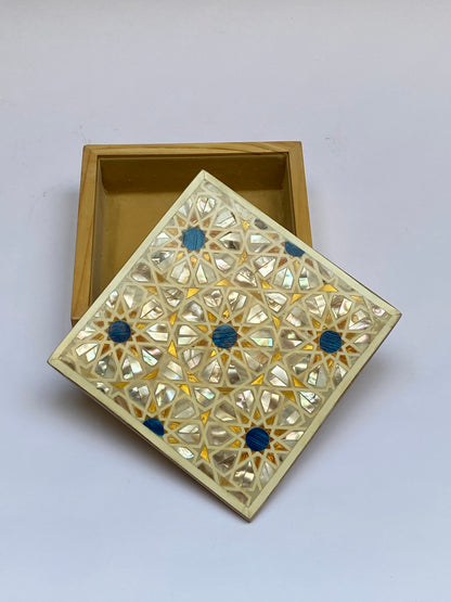 علب خشب مربعة بالصدف 15*15